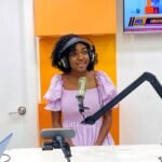 Le staff de l’émission Artécriture et la jeune tiktokeuse populaire d’Haïti, Ariana Miragro Lafond, au studio de la radio Télé Patriarche, . Dimanche 23 novembre 2025.