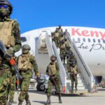 Haiti : un 5e contingent kényan de 230 policiers spécialisés arrivent à l’aéroport Toussaint Louverture à Port-au-Prince, ce 8 décembre 2025.